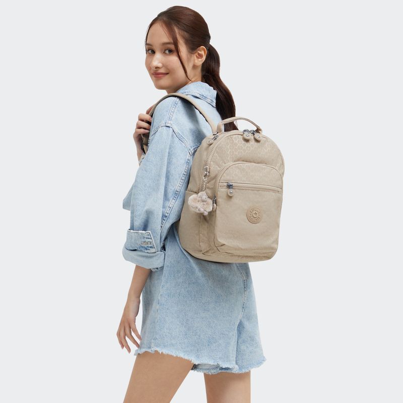 mochila-mediana-kipling-seoul-s-sign-beige-emb-ki378996a